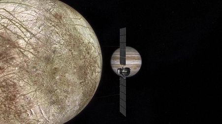 Animation show Europa Clipper performing close flybys of Europa 